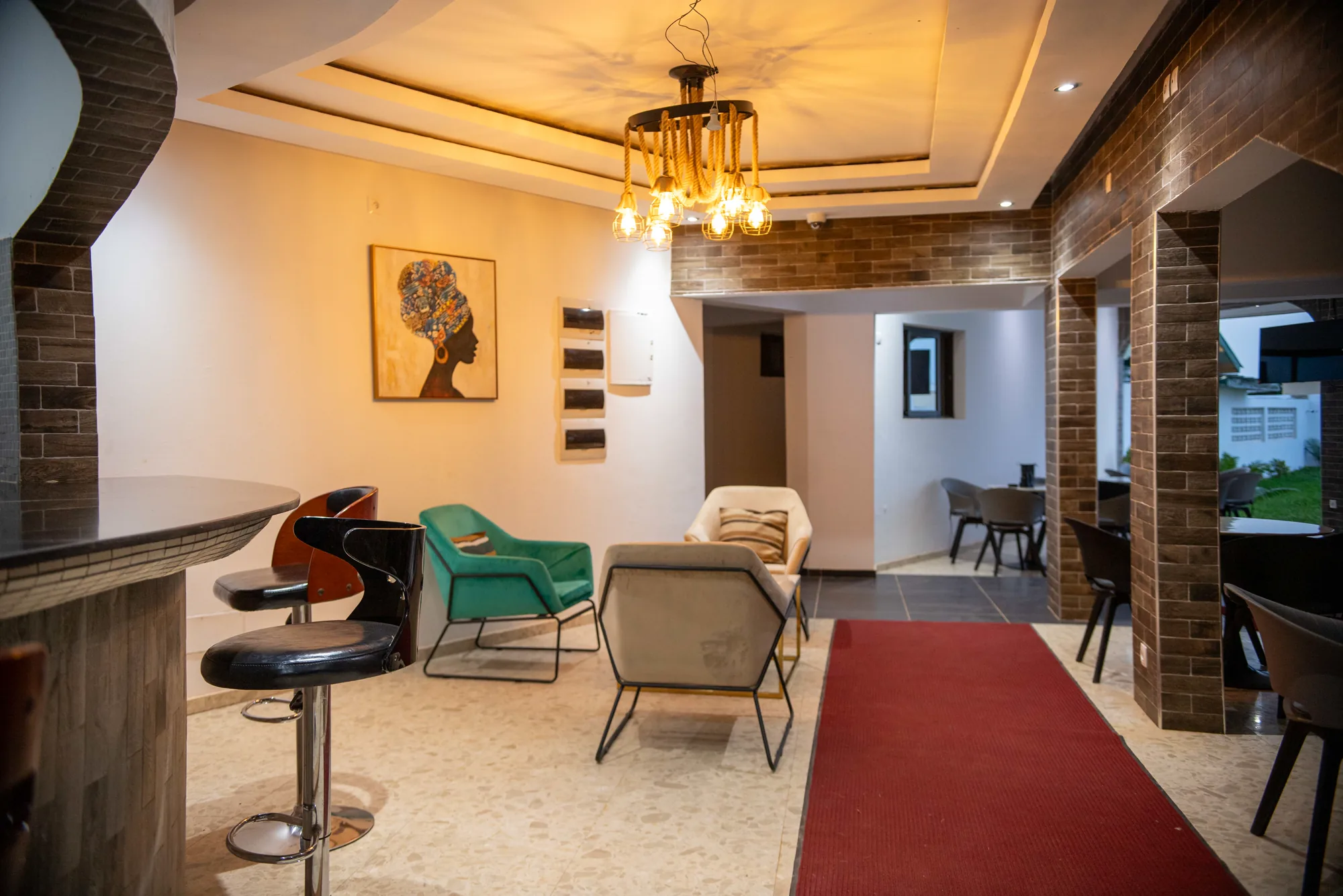 Le bar et le salon du Dehaly Hôtel, lumière chaude et fauteuils